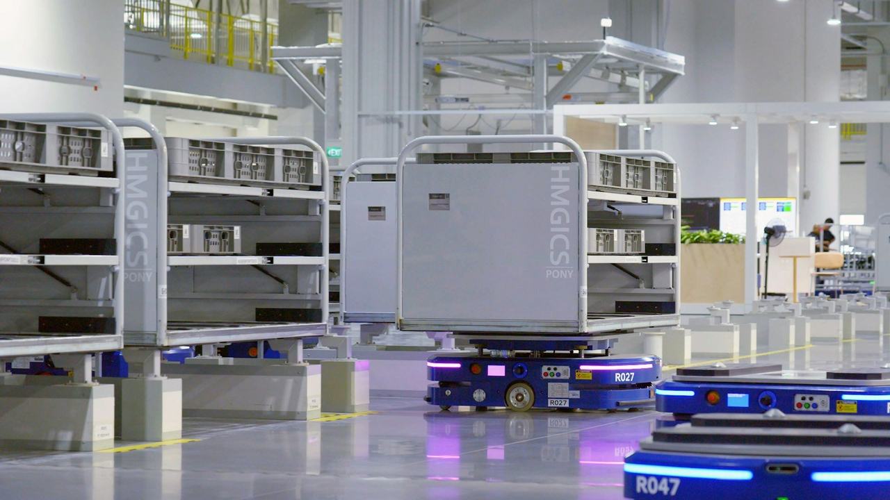 Autonomous robots in a logistics hall